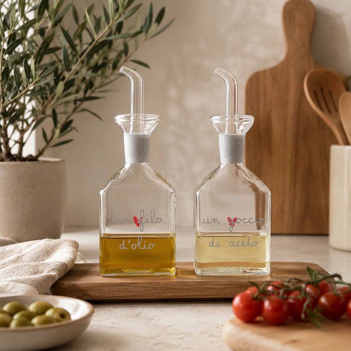 due bottiglie per olio e aceto