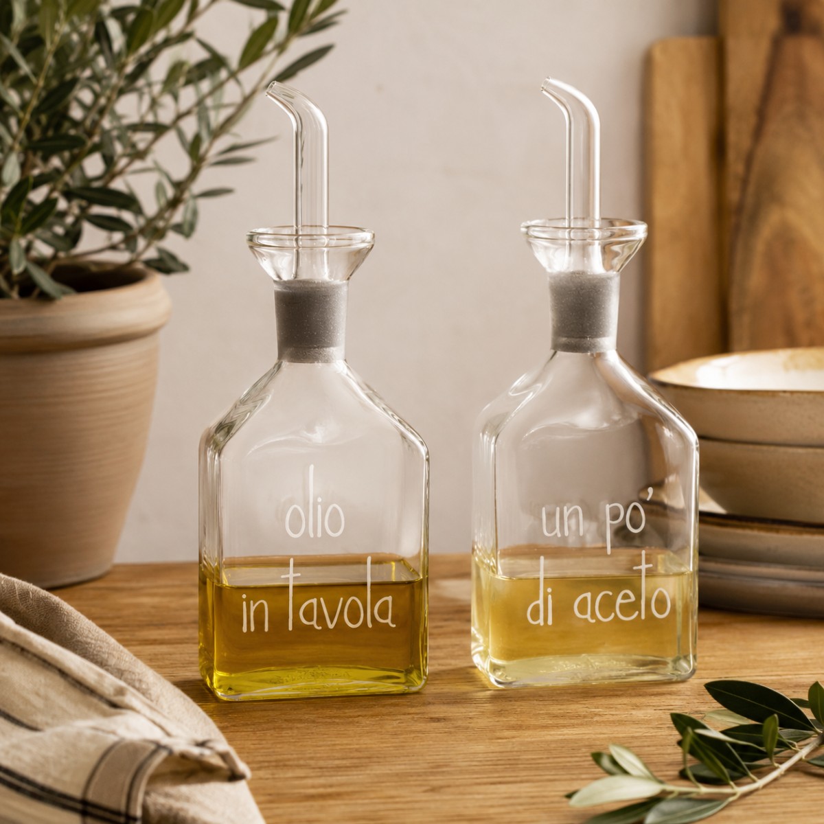 due bottiglie per olio e aceto