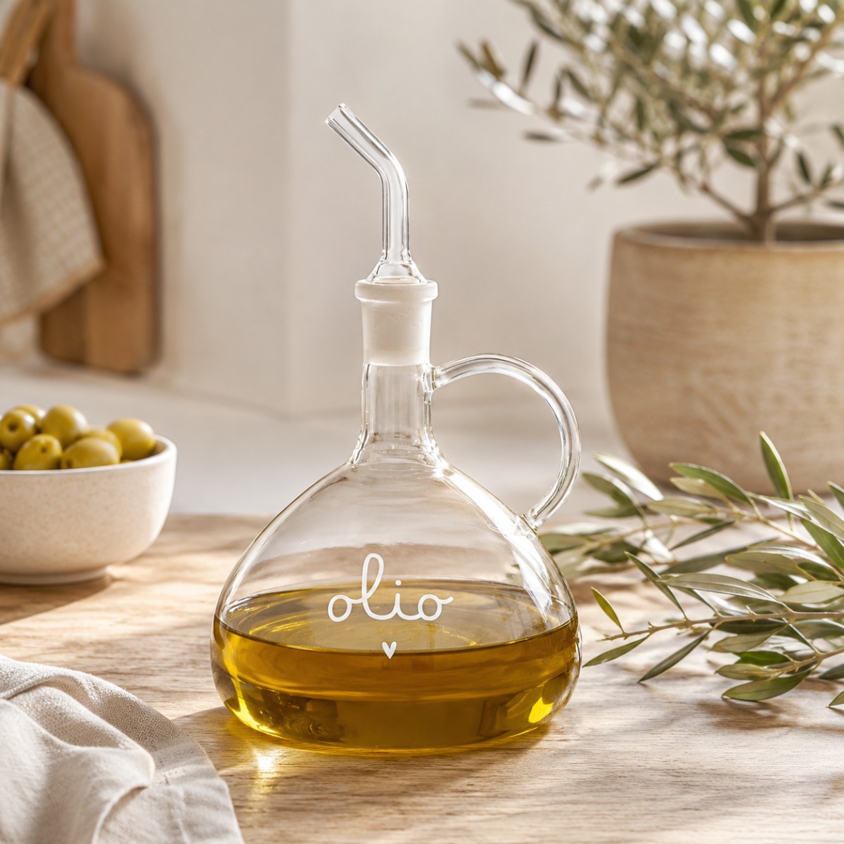 bottiglia in vetro con scritta olio